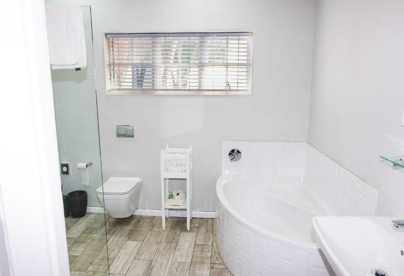 اتاق خانوادگی, Conifer Beach House