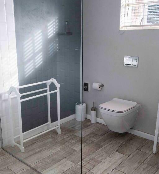 اتاق خانوادگی, Conifer Beach House