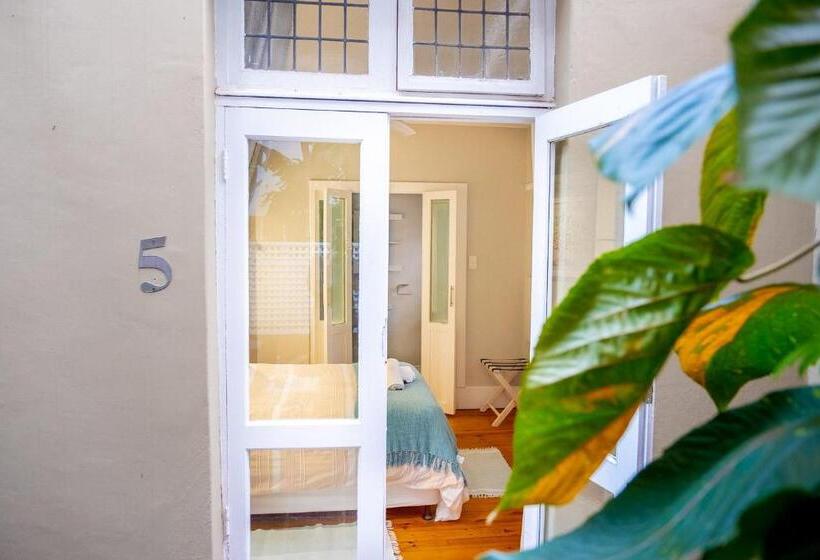 اتاق اکونومی, Conifer Beach House