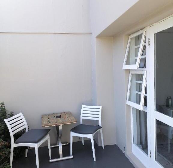 اتاق خانوادگی, Conifer Beach House