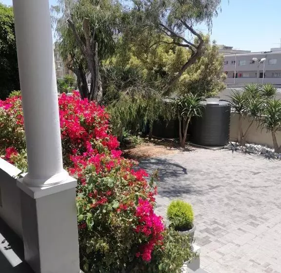 スタンダードルーム, Conifer Beach House