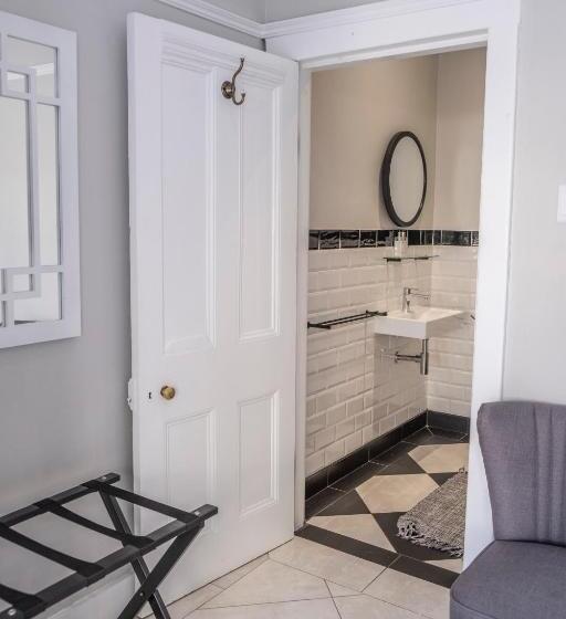 اتاق استاندارد, Conifer Beach House