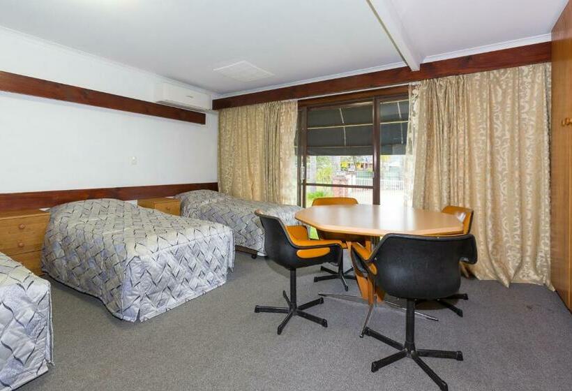 חדר משפחתי, Eden Nimo Motel