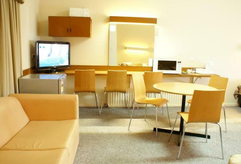 اتاق خانوادگی, Country Lodge Motor Inn