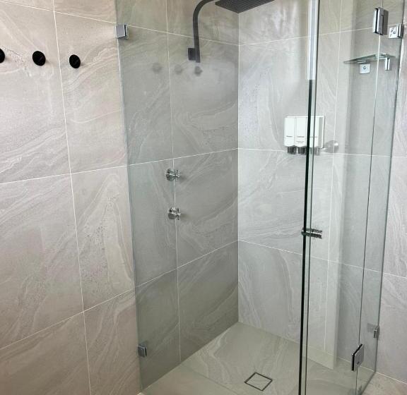 اتاق خانوادگی, Country Lodge Motor Inn