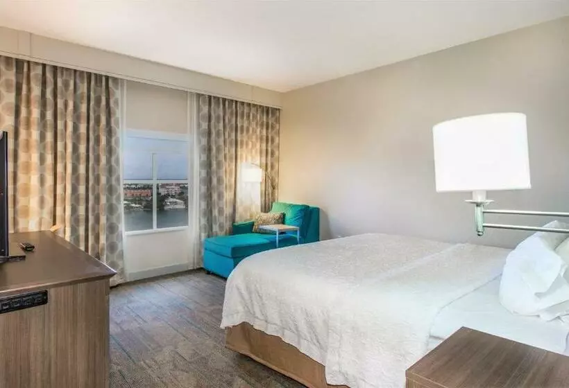 キングサイズベッドのスタンダードルーム, Hampton Inn & Suites Clearwater Beach