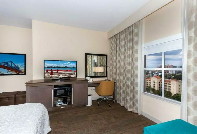 キングサイズベッドのスタンダードルーム, Hampton Inn & Suites Clearwater Beach