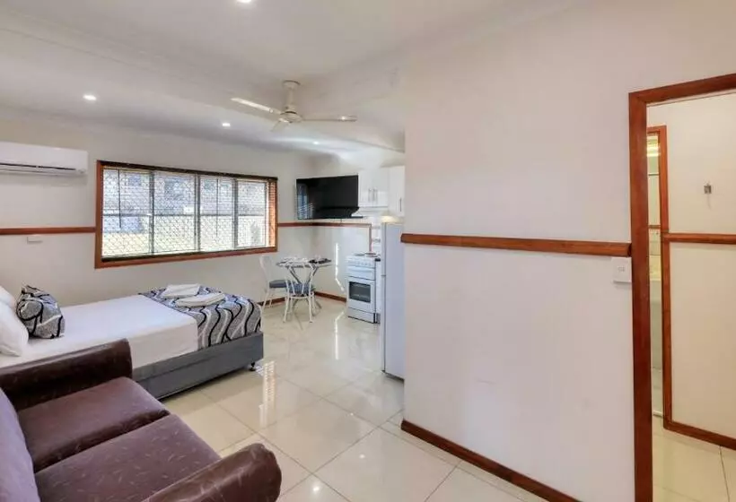 デラックスルーム, Across Country Motor Inn