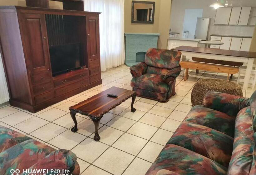 Дом 3 Спальни, Point Village Hotel And Self Catering