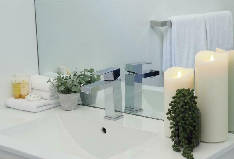 اتاق لوکس, The Esplanade Motel