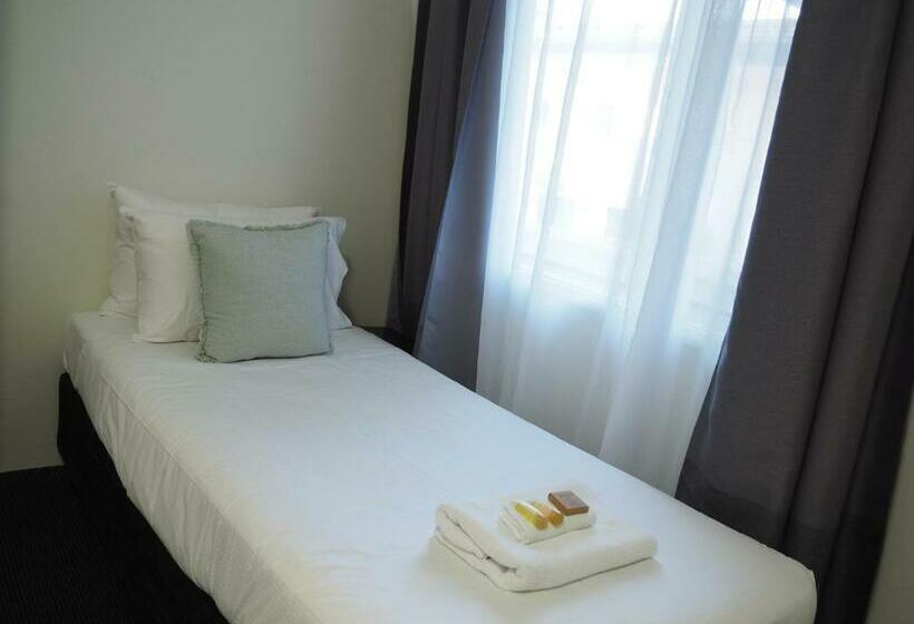 اتاق استاندارد سه نفره, The Esplanade Motel