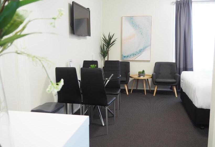 اتاق استاندارد سه نفره, The Esplanade Motel