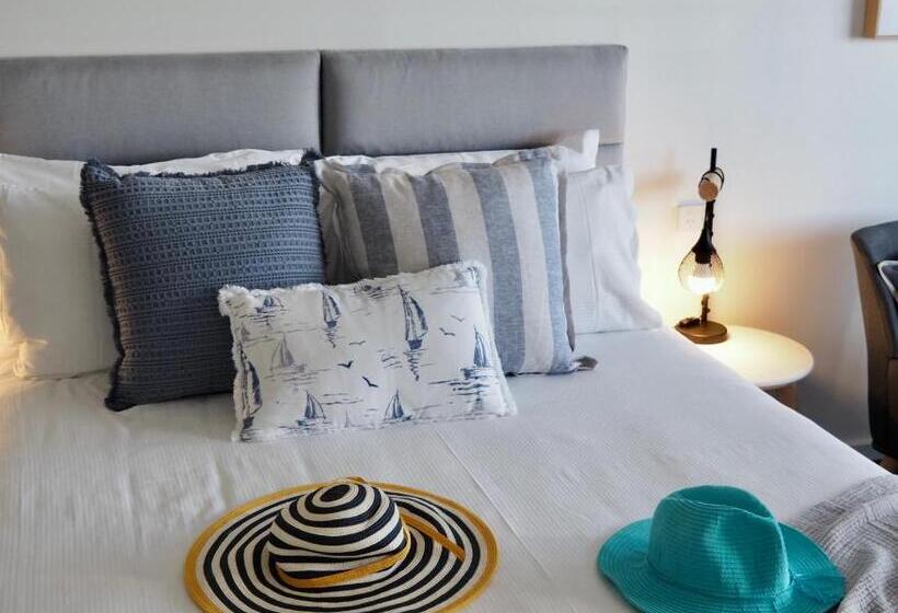 Superior room with lake view, The Esplanade Motel