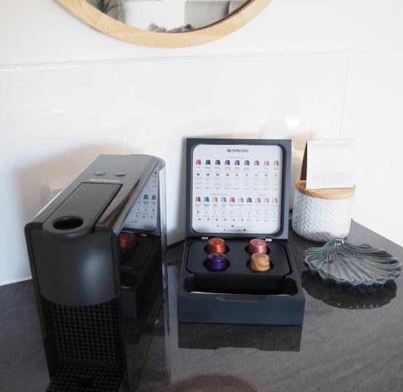 Superior room with lake view, The Esplanade Motel