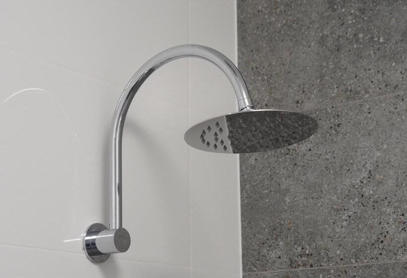 سوییت, The Esplanade Motel