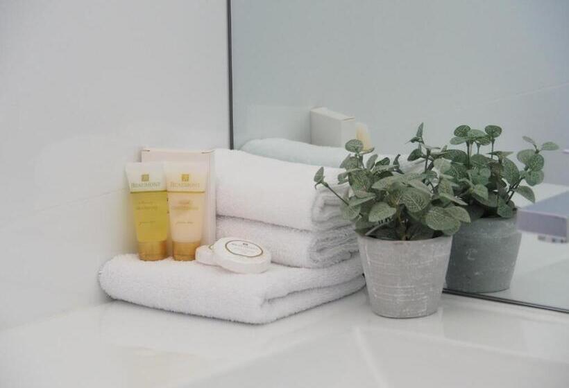 سوییت, The Esplanade Motel