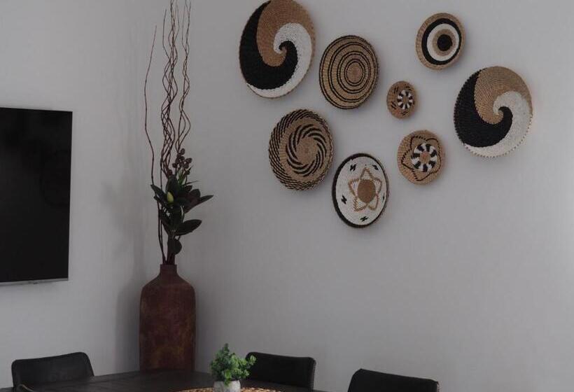 آپارتمان 3 خوابه, The Esplanade Motel