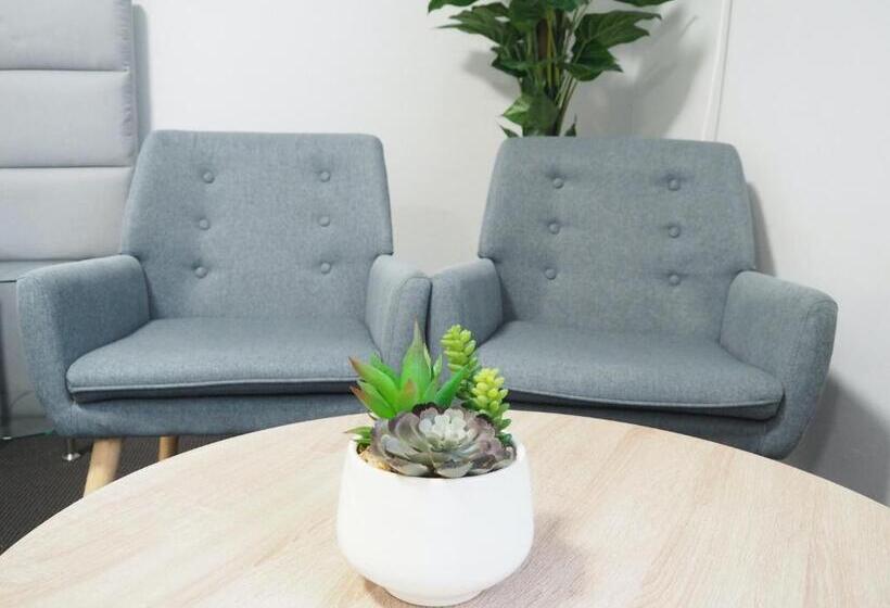 اتاق لوکس, The Esplanade Motel