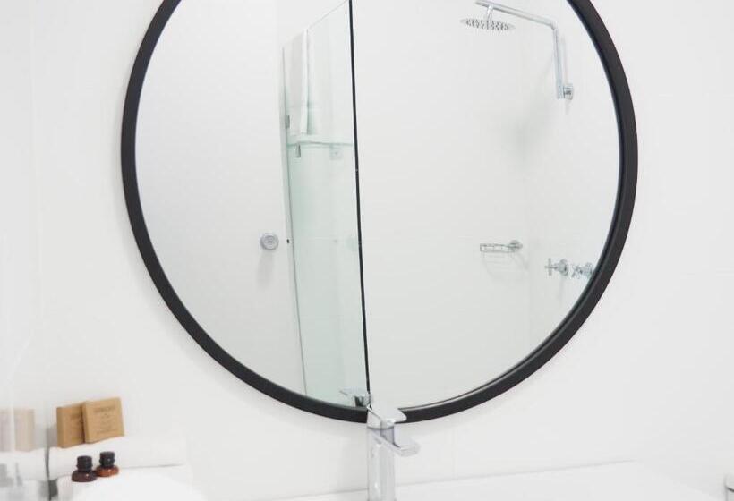 استودیوی استاندارد, The Esplanade Motel