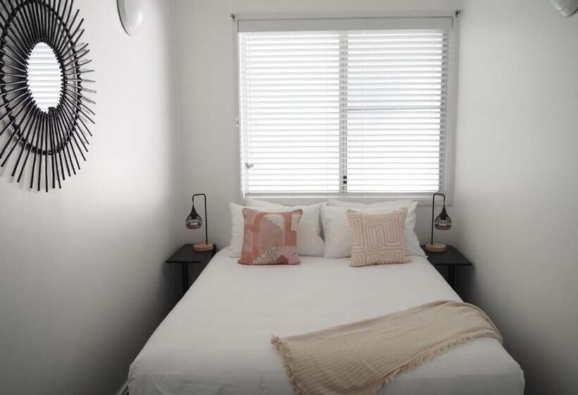 استودیوی استاندارد, The Esplanade Motel