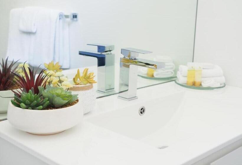 استودیوی استاندارد, The Esplanade Motel