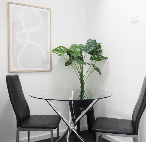 استودیوی استاندارد, The Esplanade Motel