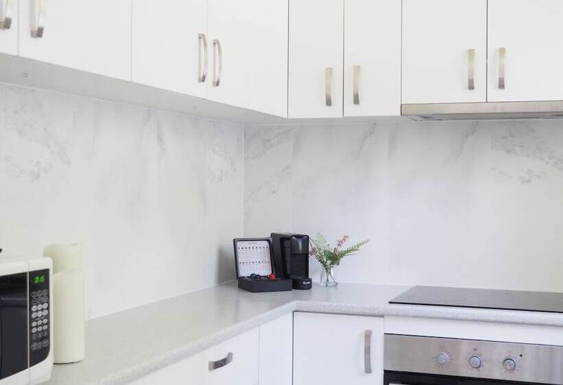 آپارتمان 3 خوابه, The Esplanade Motel