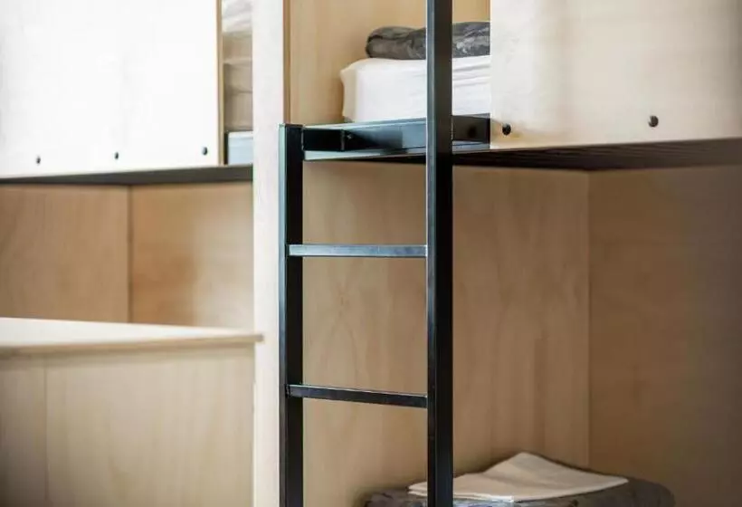 ルームシェアのワンベッド, Bunk Brisbane