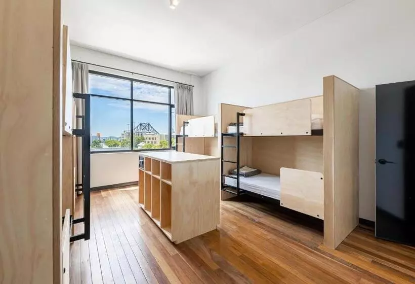 ルームシェアのワンベッド, Bunk Brisbane