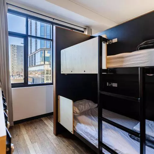ルームシェアのワンベッド, Bunk Brisbane