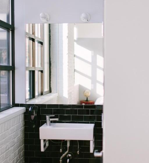 适合残疾人使用的标准间, The Local Ny