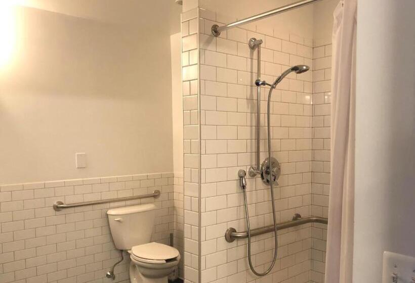 适合残疾人使用的标准间, The Local Ny