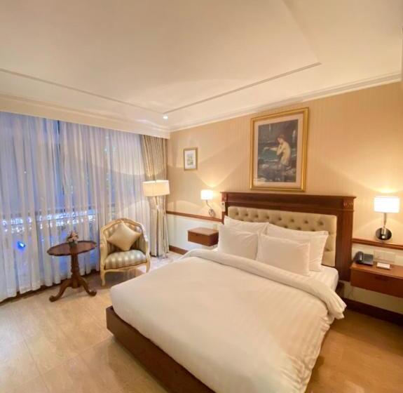 اتاق لوکس, Central Hotel & Residences Swimming Pool