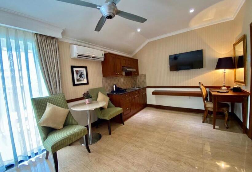 اتاق لوکس, Central Hotel & Residences Swimming Pool