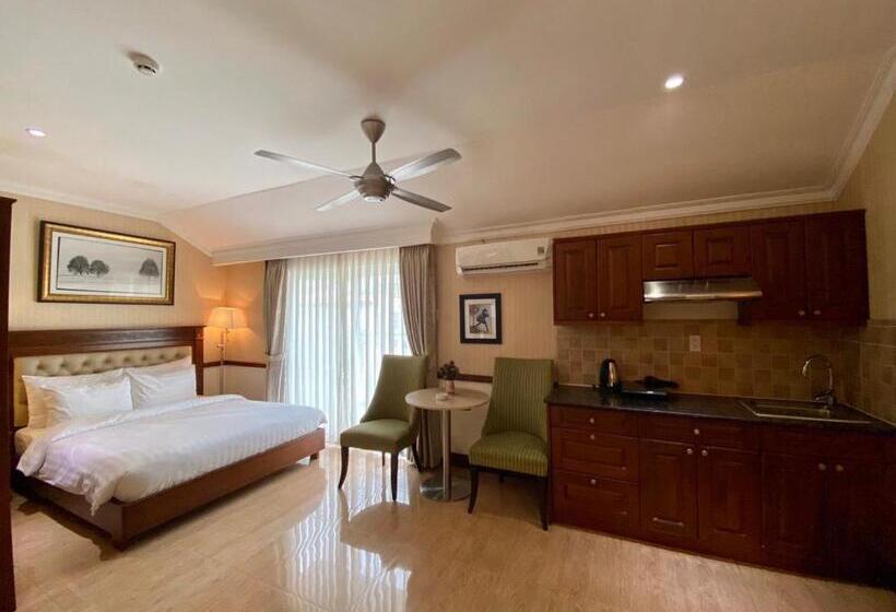 اتاق لوکس, Central Hotel & Residences Swimming Pool