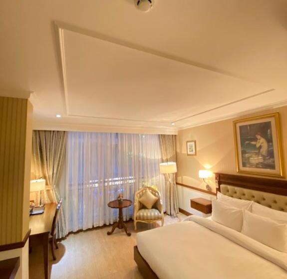 اتاق لوکس, Central Hotel & Residences Swimming Pool