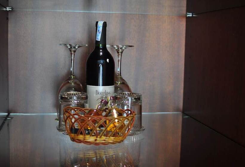 اتاق لوکس, Central Hotel & Residences Swimming Pool