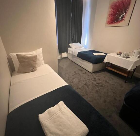 חדר סטנדרט לשלושה, Goodwood