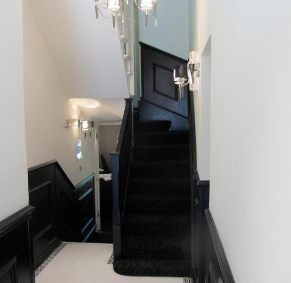 חדר סטנדרט לשלושה, Goodwood