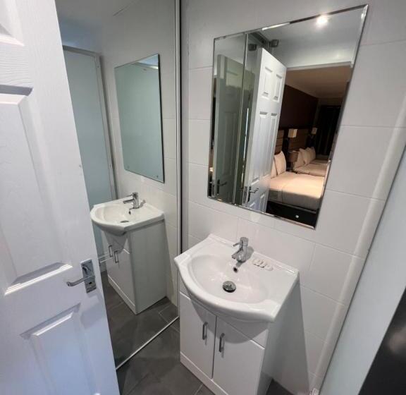 חדר משפחתי, Goodwood