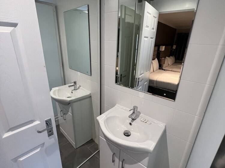 חדר משפחתי, Goodwood