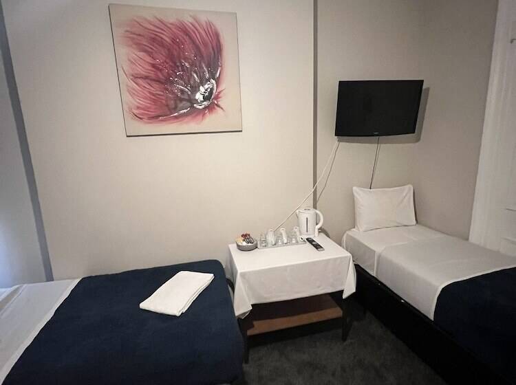 חדר סטנדרט לשלושה, Goodwood