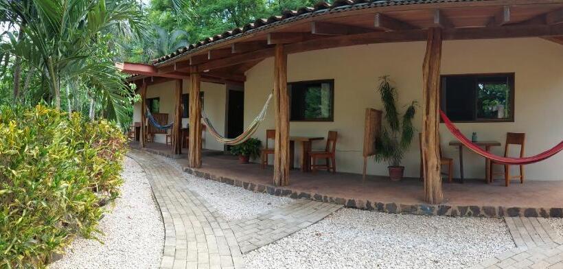 חדר בסיסי לשלושה, Indra Inn