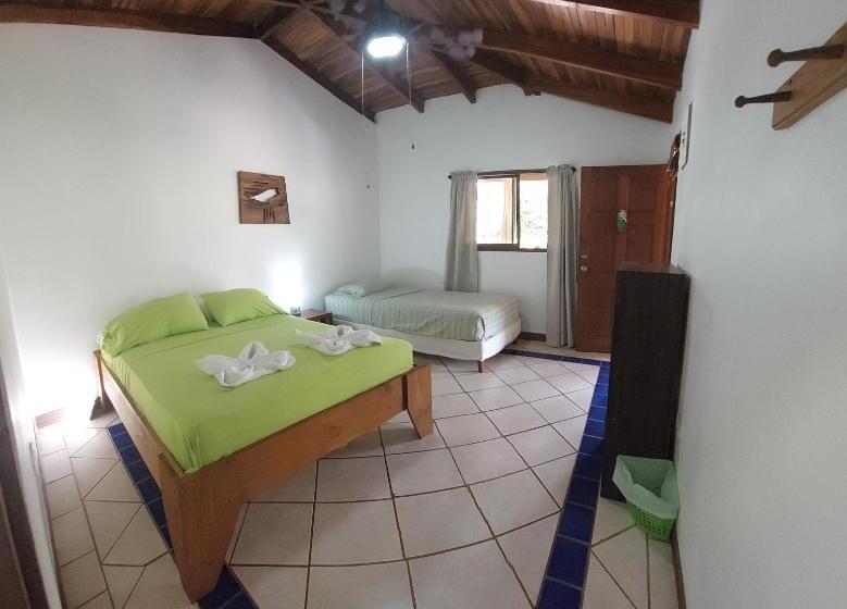 חדר בסיסי לשלושה, Indra Inn