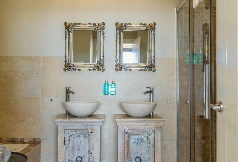 חדר דלוקס, Miba