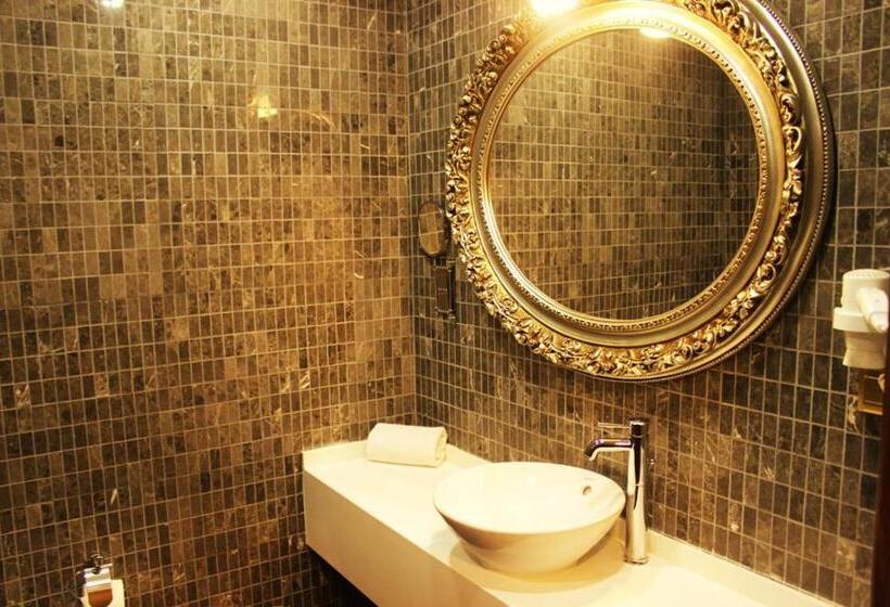 חדר סטנדרט לשלושה, Vendome