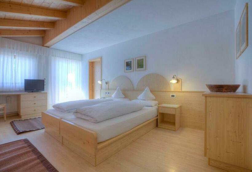 חדר סטנדרט לשלושה עם מרפסת, La Stua