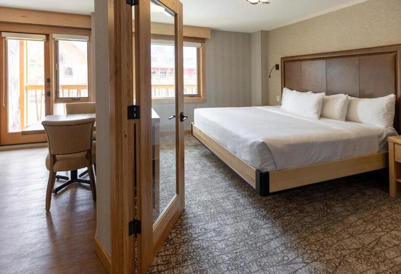 带大床的套房, Moose Hotel And Suites
