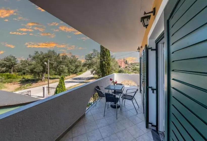 اتاق استاندارد چهارنفره با بالکن, Nikos Villas
