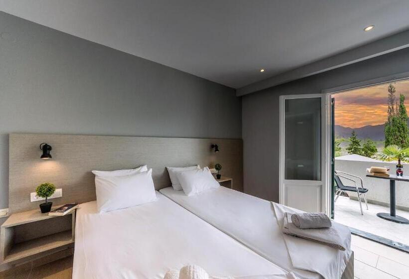 Четырехместный Номер Стандарт с Балконом, Nikos Villas